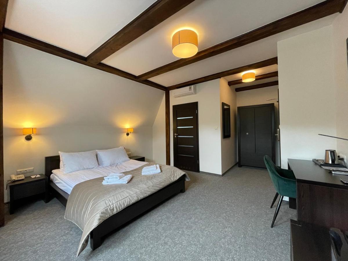 Hotel Red Островець-Свентокшиський Екстер'єр фото