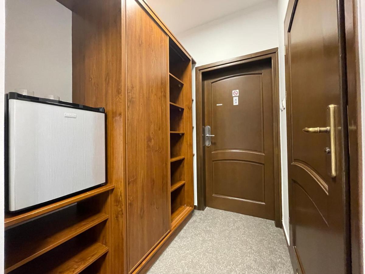 Hotel Red Островець-Свентокшиський Екстер'єр фото