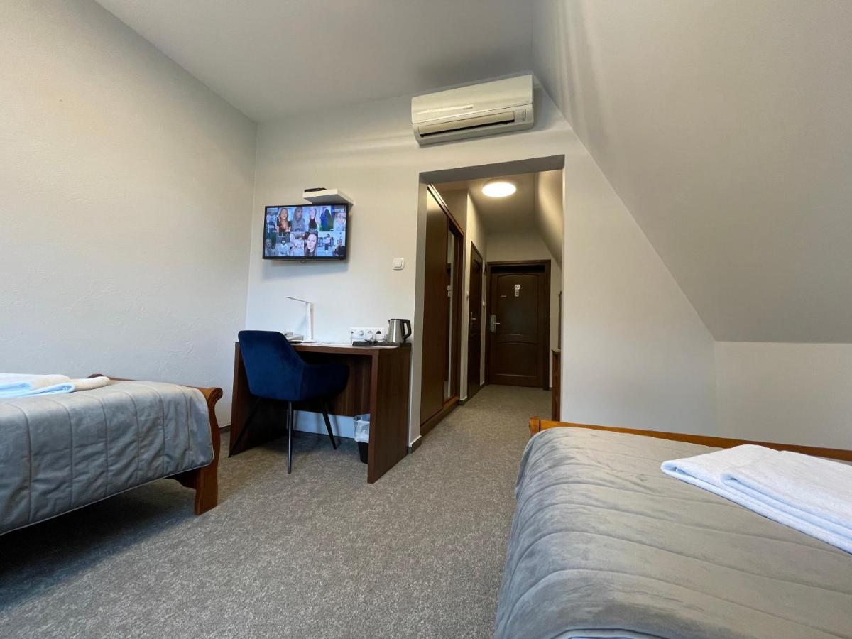 Hotel Red Островець-Свентокшиський Екстер'єр фото