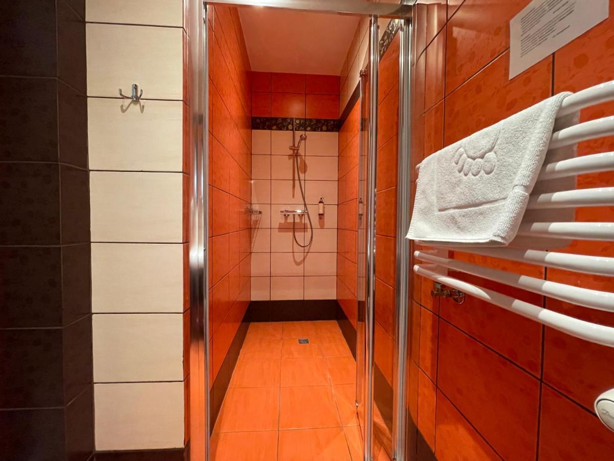 Hotel Red Островець-Свентокшиський Екстер'єр фото