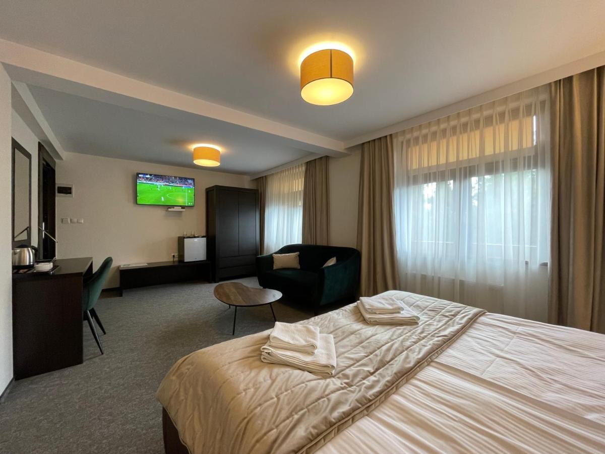 Hotel Red Островець-Свентокшиський Екстер'єр фото