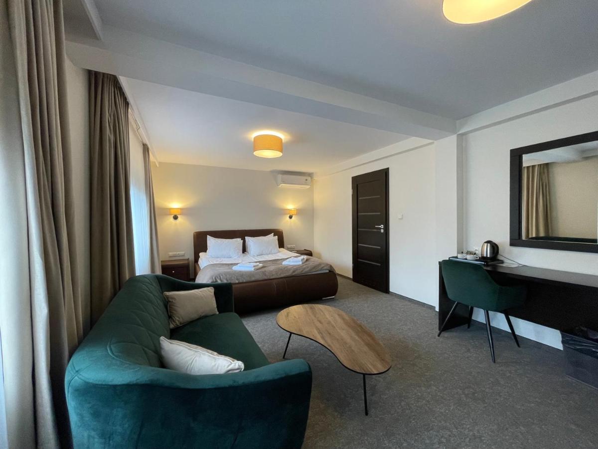 Hotel Red Островець-Свентокшиський Екстер'єр фото