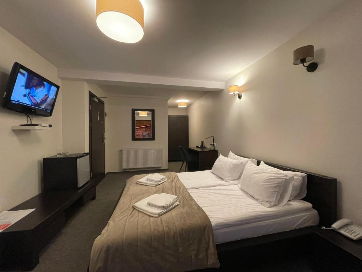 Hotel Red Островець-Свентокшиський Екстер'єр фото